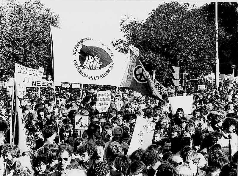 Il 22 ottobre 1983 in molte città europee si tengono manifestazioni per la pace, contro i missili nucleari da installare in Europa. Nella foto la manifestazione di La Haye (Paesi Bassi).