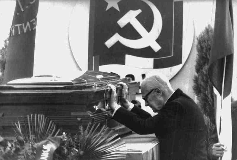 Il Presidente Pertini rende omaggio alla salma di Berlinguer.