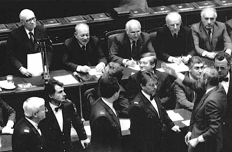 Amintore Fanfani presenta alla Camera il suo VI governo, duramente contestato dalle opposizioni (nella foto il deputato di Democrazia proletaria Mario Capanna).