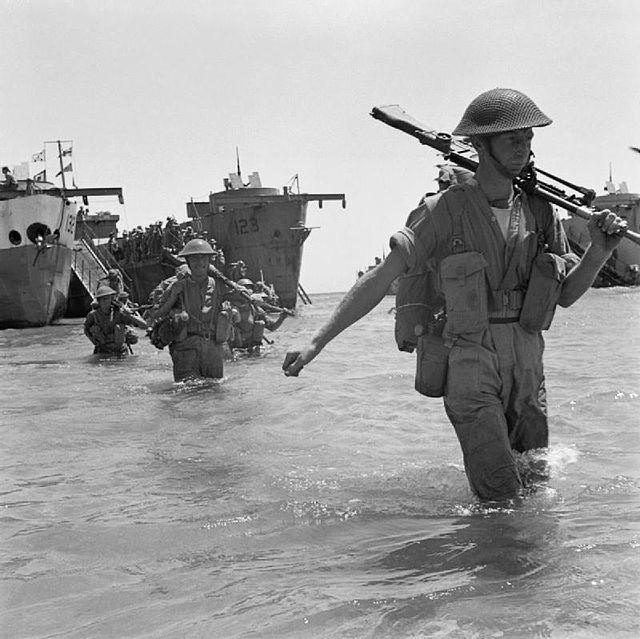 Truppe inglesi durante lo sbarco in Sicilia.