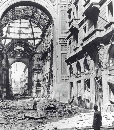 La Galleria Vittorio Emanuele dopo il bombardamento alleato.