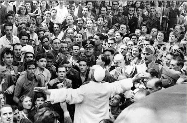 Pio XII accorso tra gli abitanti di S. Lorenzo.
