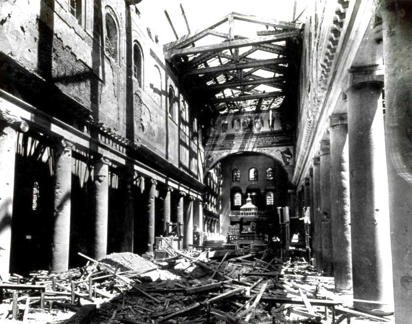 La Basilica di S. Lorenzo dopo il bombardamento.
