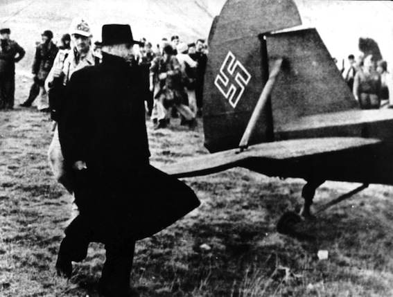 Mussolini fugge dal Gran Sasso imbarcandosi su un aereo tedesco.