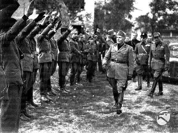 Mussolini passa in rassegna reparti di volontari fascisti.