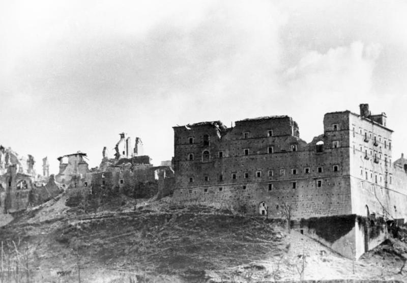 L'abbazia di Montecassino dopo i bombardamenti.