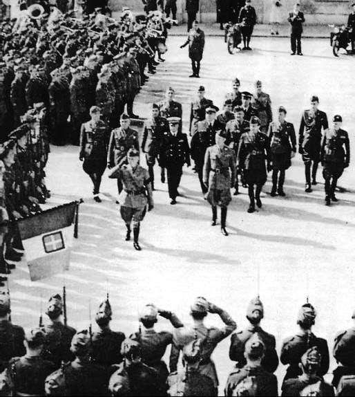Vittorio Emanuele III passa in rassegna il Corpo Italiano di Liberazione.