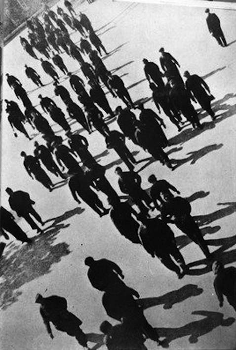 Operai in sciopero a Milano nel 1943.