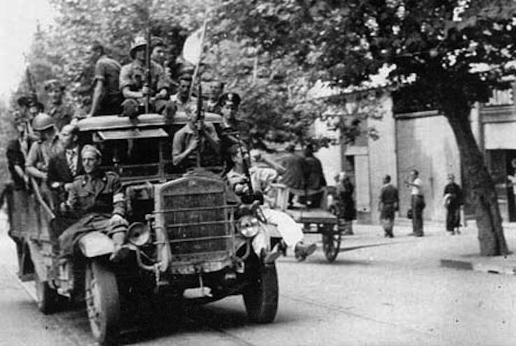 Militari e civili a Napoli durante le 4 giornate.