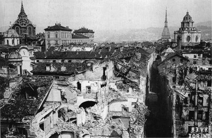 Torino bombardata dagli aerei alleati.