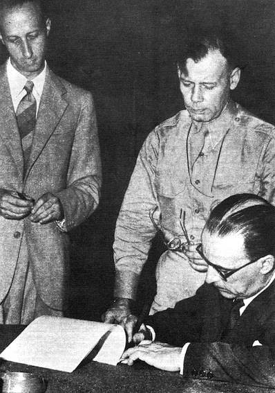 Il gen. Castellano firma l'armistizio.