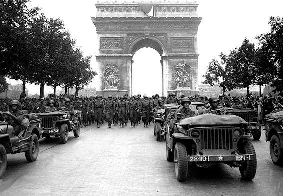 Truppe alleate sfilano agli Champs Elisées dopo la liberazione di Parigi.