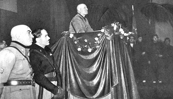 Mussolini parla dal palco del Lirico.