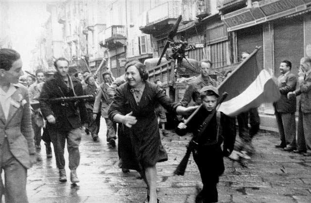 Esultanza a Pavia per la liberazione.