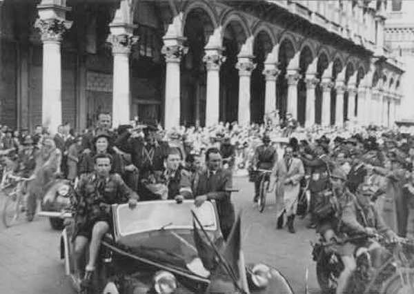 I partigiani entrano in Milano.