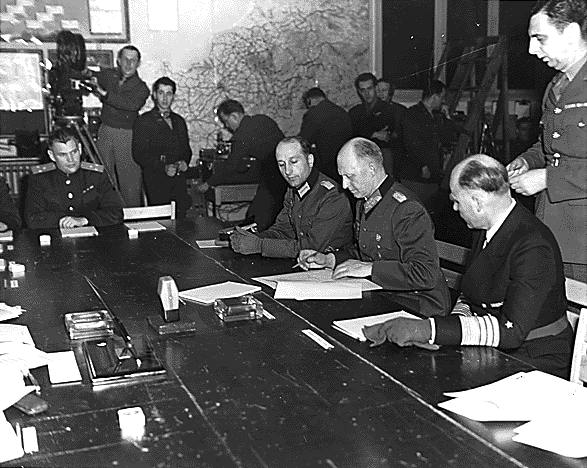 Il gen. Alfred Jodl firma la resa generale e incondizionata della Wehrmacht.