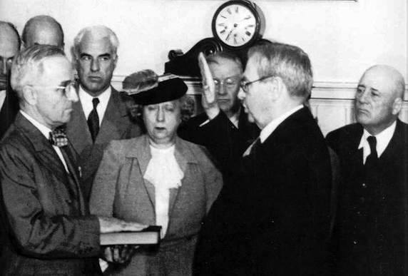 Harry Truman presta giuramento in qualità di nuovo Presidente USA.