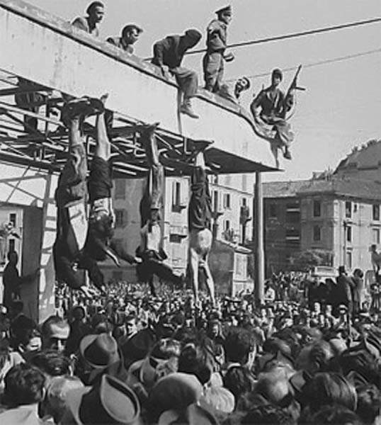 L'esposizione dei cadaveri di Mussolini, Petacci e altri fascisti a Milano in piazzale Loreto.