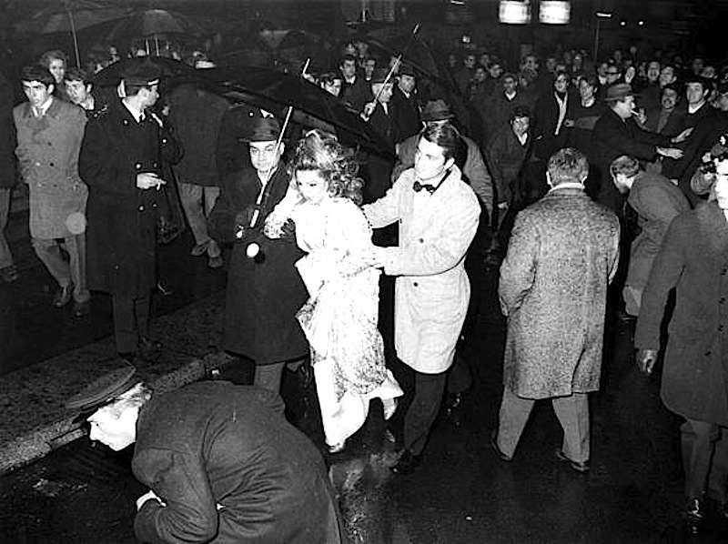 Contestazione studentesca alla prima della Scala de 7 dicembre 1968.