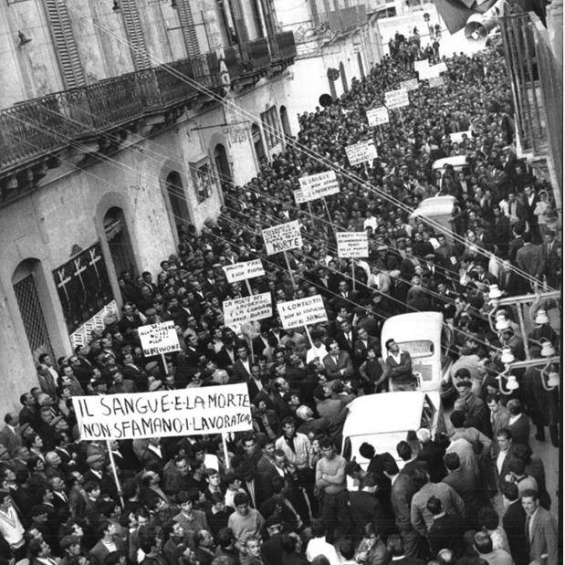 Manifestazione ad Avola dopo l'eccidio dei braccianti da parte della polizia.