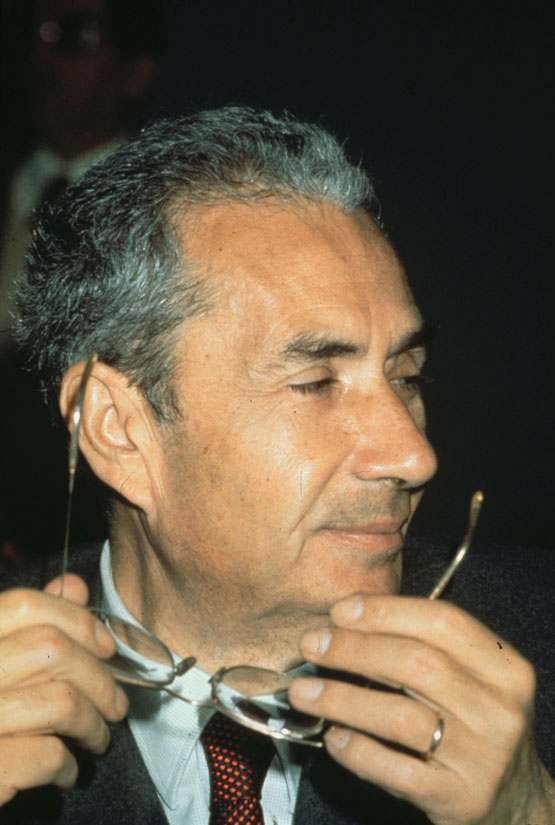 Aldo Moro propone alla DC una "politica di attenzione" verso il PCI.
