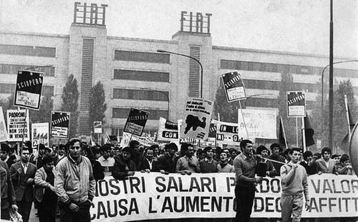 La manifestazione davanti alla Fiat Mirafiori in corso Traiano prima degli scontri con la polizia.