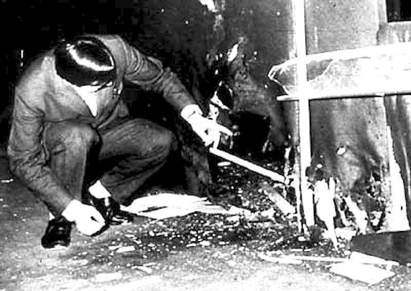 Agenti di polizia sul luogo dell'esplosione alla Fiera di MIlano del 25 aprile 1969.