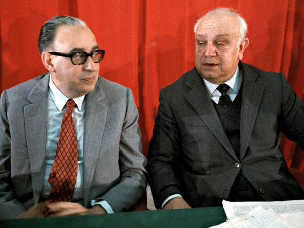 Francesco De Martino (a destra) e Giacomo Mancini, rispettivamente segretario e vice del nuovo Psi.