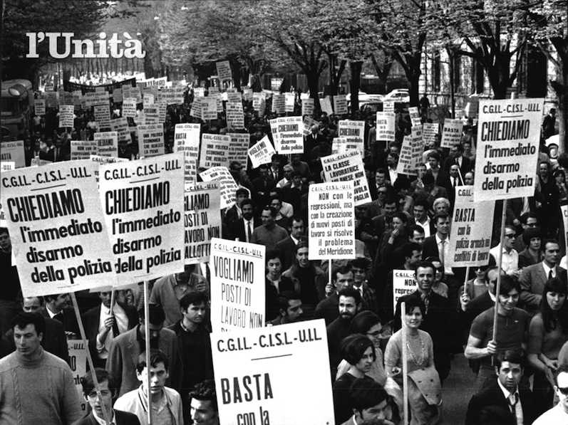 Manifestazione contro le violenze della polizia a Battipaglia.