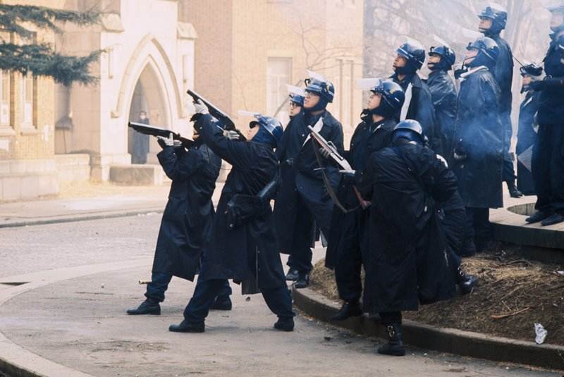 La polizia giapponese dà l'assalto all'Università di Tokio.