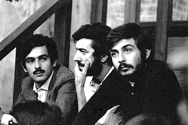 Mario Capanna (al centro) con gli altri imputati nel processo Trimarchi.