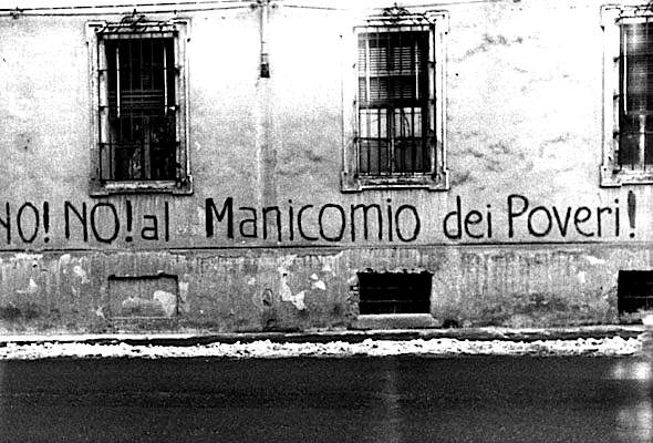 Scritte di protesta sulla facciata dell'ospedale psichiatrico di Colorno (Parma).