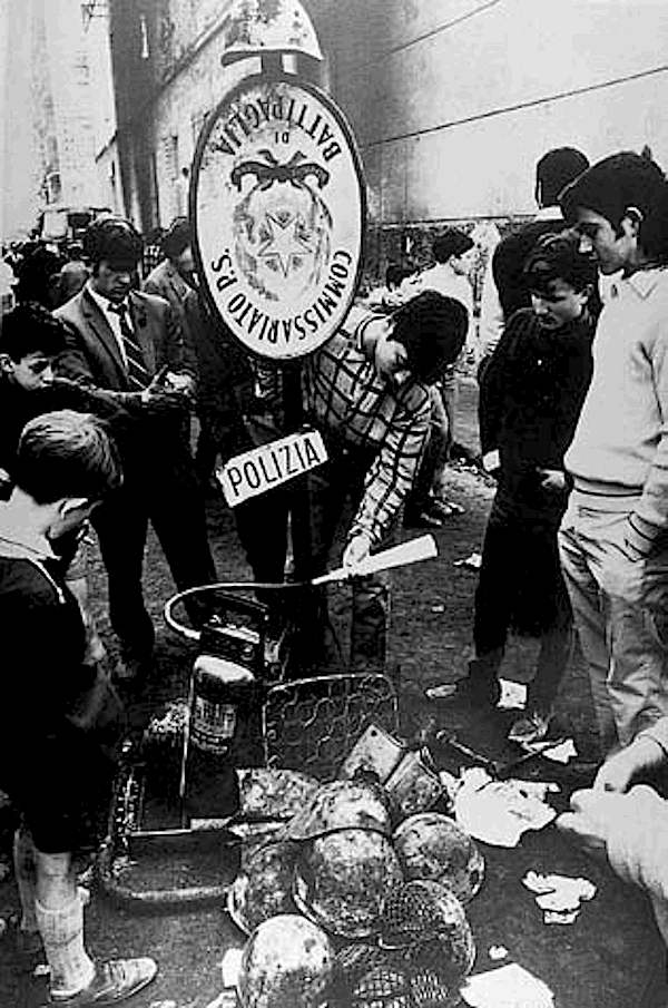 Ragazzi di Battipaglia sul luogo degli scontri del 9 aprile 1969.
