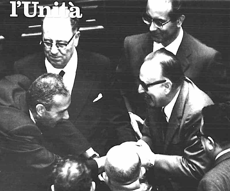 Mariano Rumor riceve le congratulazioni di Aldo Moro.