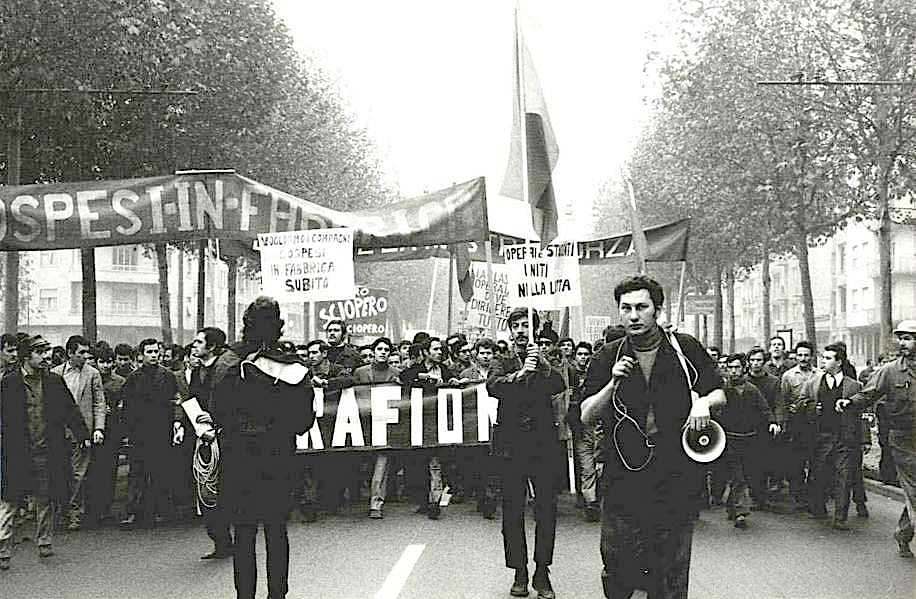 Corteo di operai torinesi contro le sospensioni decise dalla direzione Fiat.