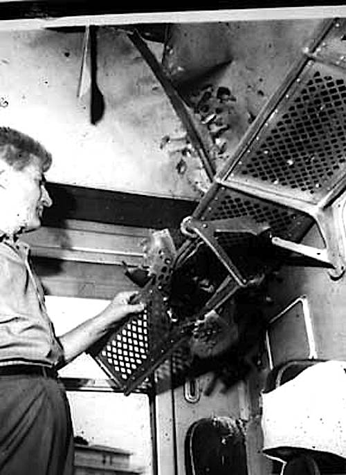 Gli effetti di una bomba sui treni esplosa il 9 agosto 1969.