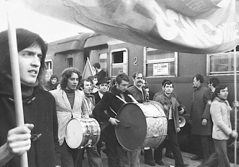 Operai in arrivo alla stazione di Milano per la manifestazione del 19 novembre 1969.