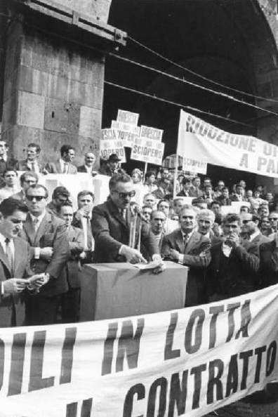 Lavoratori edili in sciopero per il contratto.