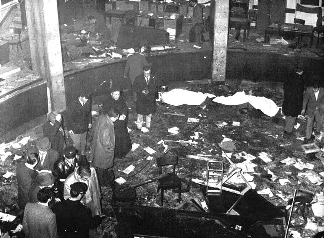 Lo scenario devastato dalla bomba all'interno della Banca nazionale dell'Agricoltura a Piazza Fontana.