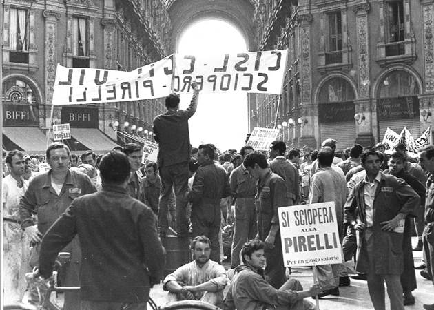 Operai della Pirelli manifestano nella Galleria Vittorio Emanuele a Milano.