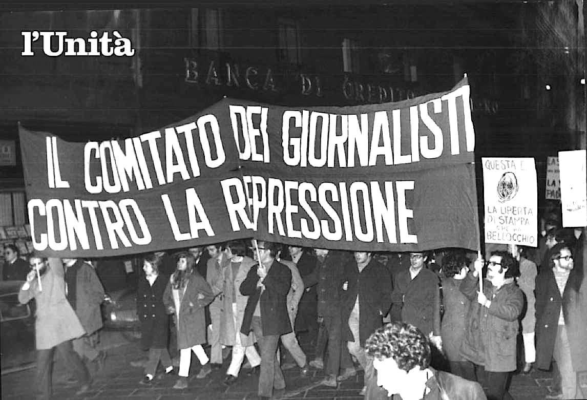 Il comitato dei giornalisti contro la repressione sfila in piazza nel 1970.