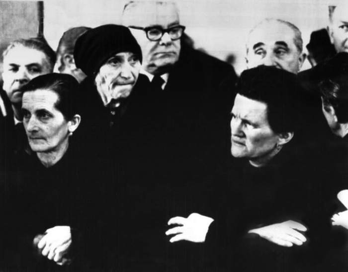 Familiari delle vittime del Vajont durante il processo all'Aquila.