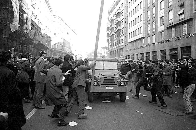 Gli scontri milanesi in cui perse la vita l'agente Annarumma.