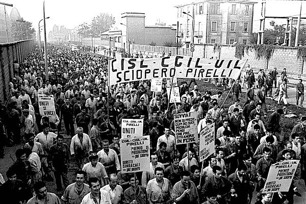 Operai milanesi in corteo nell'autunno caldo.