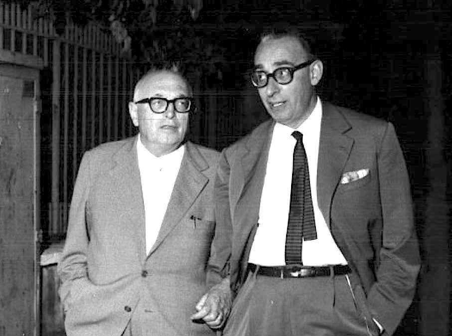 Giacomo Mancini (a destra), nuovo segretario del Psi, con Pietro Nenni.
