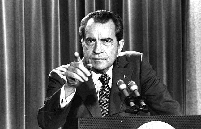 Nixon mentre comunica la fine della convertibilità del dollaro in oro, stabilita negli accordi di Bretton Woods.