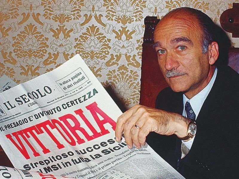 Giorgio Almirante, raggiante per il risultato del Msi alle elezioni siciliane del 1971; il suo partito passa dal 6,6% al 16,3%.