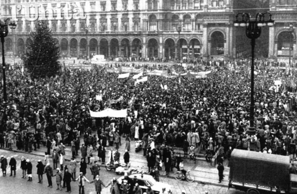 Manifestazione del 15/12/70 degli studenti in Piazza Duomo per protestare contro la morte di Saverio Saltarelli.