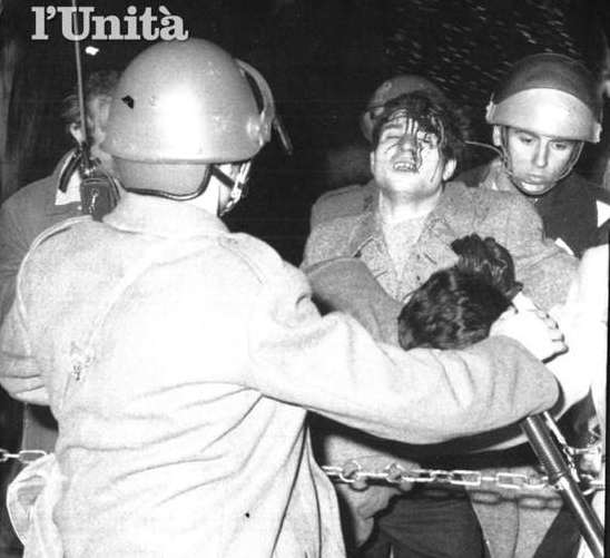 Scontri di piazza durante la manifestazione del 12 dicembre 1970.