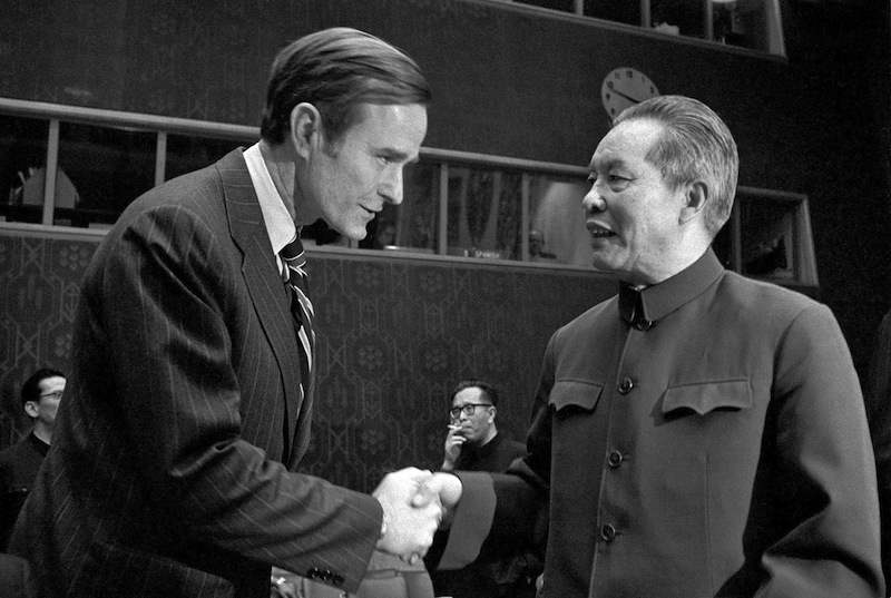 Il rappresentante cinese all'Onu viene accolto dall'ambasciatore americano Bush.